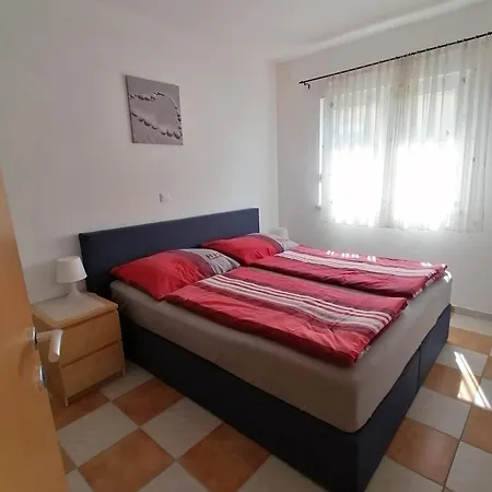 Plaza Apartment *